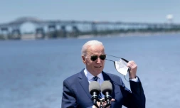 Le président américain Joe Biden retire son masque en Louisiane le 6 mai 2021