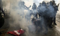 Un manifestant cerné par les CRS en marge de la manifestation des fonctionnaires à Paris le 22 mai 2018