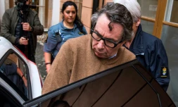 Jean-Claude Arnault quitte le tribunal au premier jour de son procès en appel à Stockholm, le 12 novembre 2018