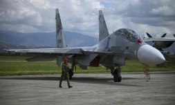 Un Sukhoi Su-30MKV de fabrication russe sur la base aérienne de Libertador à Maracay, lors d'un meeting aérien, le 29 novembre 2025 au Venezuela