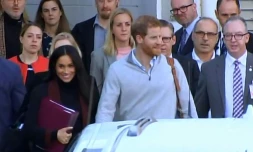 Image tirée d'une vidéo de la chaîne australienne ABC de l'arrivée du prince Harry et de sa femme Meghan à Sydney le 15 octobre 2018. AFP PHOTO / ABC