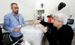 Une femme vote pour les municipales dans un bureau de Beyrouth, le 8 mai 2016