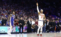 Josh Hart célèbre son tir primé, qui a permis aux Knicks de prendre les devants et s'imposer à Philadelphie jeudi soir en play-offs de NBA