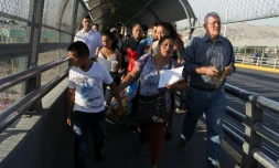 Un groupe de migrants du Honduras et du Guatemala, accompagnés d'un volontaire d'une association, franchissent la frontière depuis le Mexique pour aller réclamer l'asile politique aux Etats-Unis, le 15 juin 2018 