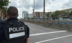 Un policier dans le quartier de Côte-des-Neiges, à Montréal, après une fusillade ayant fait trois morts, dont le suspect, le 22 juin 2026 au Canada