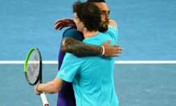 L'Australien Nick Kyrgios et le Français Ugo Humbert à la fin de leur match du premier tour de l'Open d'Australie, le 10 février 2021 à Melbourne