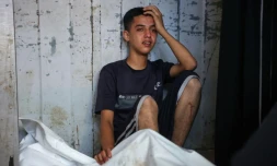 Un jeune palestinien pleure près du corps d'un proche tué dans des frappes israéliennes sur la ville de Gaza, à l'hôpital Al-Chifa, le 2 septembre 2025