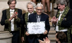 L'écrivain franco-algérien Boualem Sansal (c), entouré par les membres de l'Académie français, Daniel Rondeau (g), Amin Maalouf (c,g) et Xavier Darcos (d), reçoit le prix Cino del Duca à l'Académie française, à Paris, le 4 décembre 2025