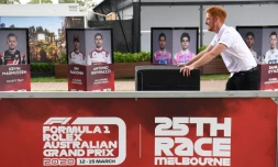 Un membre d'écurie remballe le matériel après l'annulation du Grand Prix de F1 d'Australie 2020 à Melbourne le 13 mars 2020