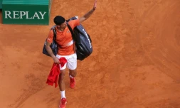 Novak Djokovic salue le public aprÚs sa défaite devant Alejandro Davidovich à Monte-Carlo, le 12 avril 2022