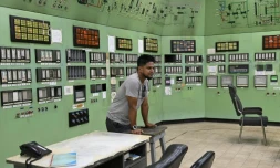Un employé dans la salle de contrôle de l'usine d'engrais de Ashuganj, à l'arrêt depuis un an, le 12 août 2026 à Brahmanbaria, dans l'est du Bangladesh