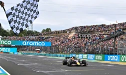 Le pilote Red Bull Max Verstappen passe sous le drapeau à damier après sa victoire sur le circuit du Hungaroring, le 31 juillet 2022 
