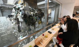 Des clients d'un bar éphémère installé dans une usine de traitement des déchets à Tokyo, le 18 janvier 2019