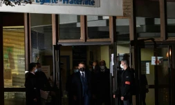 Le président Emmanuel Macron, les ministres de l'Intérieur Gérald Darmanin et de l'Education Jean-Michel Blanquer sur les lieux de l'attaque à Conflans-Sainte-Honorine, le 16 octobre 2020