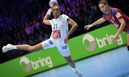 La Française Estelle Nze Minko tire au but face à la Serbie en match de poule de l'Euro féminin, le 12 décembre 2018 à Nantes