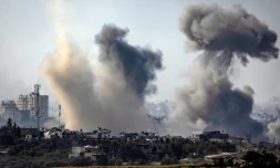 Fumée à la suite de bombardements israéliens de la bande de Gaza, vue depuis la ville israélienne de Sdérot le 31 octobre 2023