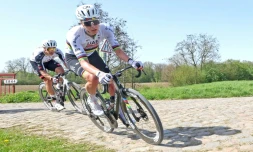 Le coureur slovÚne de l'équipe UAE Emirates, Tadej Pogacar (c.), roule avec son équipe sur les pavés de la "tranchée" de Brillon, le 9 avril 2026, afin de reconnaßtre le parcours pavé de la 123e édition de Paris-Roubaix, qui se déroulera le 12 avril