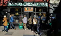 La façade du McSorley's Old Ale House, le plus vieux saloon de New York, le 18 février 2024