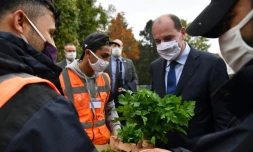 Le Premier ministre Jean Castex (2D) en visite dans un foyer Emmaüs à Epinay-sur-Orge (Essonne), le 24 octobre 2020