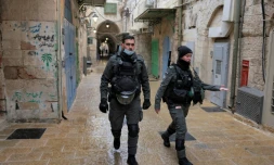 Deux gardes-frontières israéliens dans la Vieille Ville de Jérusalem après une attaque à l'arme à feu ayant tué une personne et blessé trois, le 21 novembre 2021