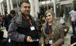 Des réfugiés syriens, qui ont obtenu des visas humanitaires du gouvernement italien, attendent dans la salle des départs de l'aéroport international de Beyrouth le 1er mars 2017 avant leur vol pour Rome