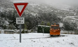 Un chasse-neige intervient sur une voie de circulation près de  Tournon-sur-Rhône, le 15 novembre 2019