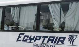 Des familles de passagers du vol MS804 arrivent en bus à l'aéroport du Caire le 19 mai 2016