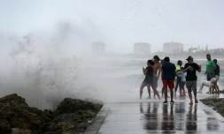 Un groupe de personnes s'amuse avec les vagues de la tempĂȘte tropicale Isaias Ă Fort Pierce (Floride), le 2 aoĂ»t 2020