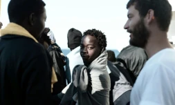 Photo fournie par l'ONG  Medecins Sans Frontieres et SOS Mediterranée le 16 juin 2018 montrant des migrants à bord de l'Aquarius en route vers le port de Valence, en Espagne