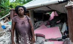 Une femme devant sa maison effondrée à Camp Perrin, en Haïti, le 16 août 2021