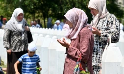 Des musulmans bosniaques réunis au mémorial de Potocari le 10 juillet 2021 avant la mise en terre des cercueils contenant les restes de victimes du massacre de Srebrenica en 1995