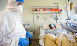 Le Dr Marino De Rosa, anesthésiste, s'occupe d'une patiente atteinte du Covid-19 à l'hÎpital San Filippo Neri, le 29 avril 2020 à Rome