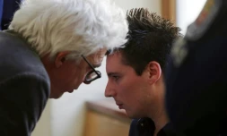 Le Portugais Rui Pinto (droite), auteur des révélations des "Football Leaks", avec l'avocat français William Bourdon, le 5 mars 2019 à la Cour métropolitaine de Budapest, en Hongrie