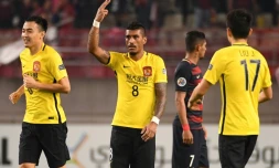 Le milieu de Guangzhou Evergrande (D1 chinoise), le Brésilien Paulinho (c), buteur face aux Japonais de Kashima Antlers en Ligue des champions d'Asie, le 30 mai 2017 à Kashima au Japon