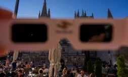 Des lunettes d'observation d'éclipse certifiées conformes à la norme de sécurité internationale ISO 12312-2 à Burgos, le 2 juillet 2026 en Espagne