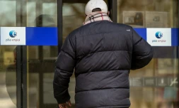 Une personne entre dans une agence PÎle emploi à Lille le 28 décembre 2017