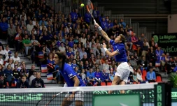 Nicolas Mahut smashe devant son coéquipier Pierre-Hugues Herbert pour l'équipe de France lors du double de Coupe Davis contre les Pays-Bas, le 3 février 2018 à Albertville