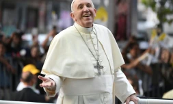 Le pape François sourit aux fidèles depuis la papamobile à Santiago du Chili, le 15 janvier 2018