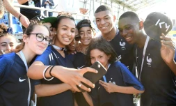 Des collégiens de Bondy, la ville où a grandi Kylian Mbappé, posent avec l'attaquant de l'équipe de France, à la fin d'un entraînement à Istra en Russie, le 27 juin 2018