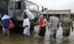 Capture vidéo du 14 août 2016 de l'armée de Louisiane montrant des habitants évacués suite aux inondations à Baton rouge