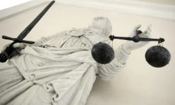 Trois personnes ont été mises en examen et écrouées à Paris dans le cadre d'une double affaire d'espionnage économique au profit de Moscou et d'ingérence