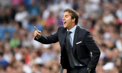 Julen Lopetegui, alors entraßneur au Real Madrid, donne des instructions lors du Trophée Santiago Bernabeu contre l'AC Milan, le 11 août 2018 à Madrid