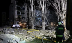 Les pompiers à l'oeuvre prÚs d'un immeuble endommagé par une frappe russe à Pokrovsk, en Ukraine, le 8 août 2023