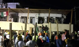 Des équipes de secours recherchent des personnes dans les décombres d'un immeuble qui s'est effondré après un séisme, le 19 septembre 2017 à Mexico