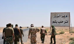 Des soldats des forces armées syriennes près d'un panneau "Bienvenue à Deir Ezzor", le 3 septembre 2017