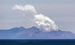 Des fumées s'élèvent le 11 décembre 2019 du volcan de White Island en Nouvelle-Zélande après l'explosion meurtrière du 9 décembre