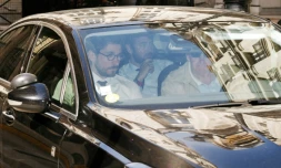 L'avocat de François Fillon, Anthony Levy (à l'arrière), quitte le Pole financier du tribunal de Paris, le 29 mai 2017