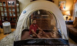 L'alpiniste américain Akash Neggi est assis dans sa tente hypoxique, à son domicile, le 15 avril 2021 à Parlin, aux Etats-Unis