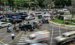 Circulation à un carrefour de la capitale bangladaise Dacca, le 14 mai 2026 