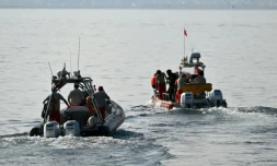 Des pompiers italiens quittent le port de Porticello, près de Palerme (Sicile) pour reprendre les recherches d'une dernière personne disparue le 23 août 2024, quatre jours après le naufrage du yacht de luxe Bayesian battant pavillon britannique.
